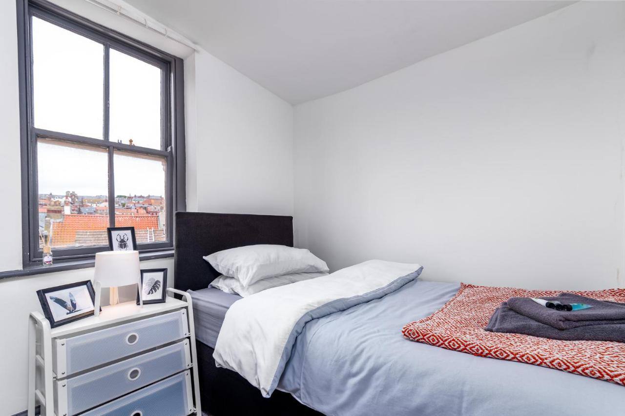 Ga L Whitby Central 외부 사진